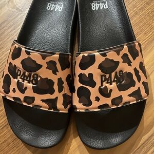 P448 Leopard Print Slides